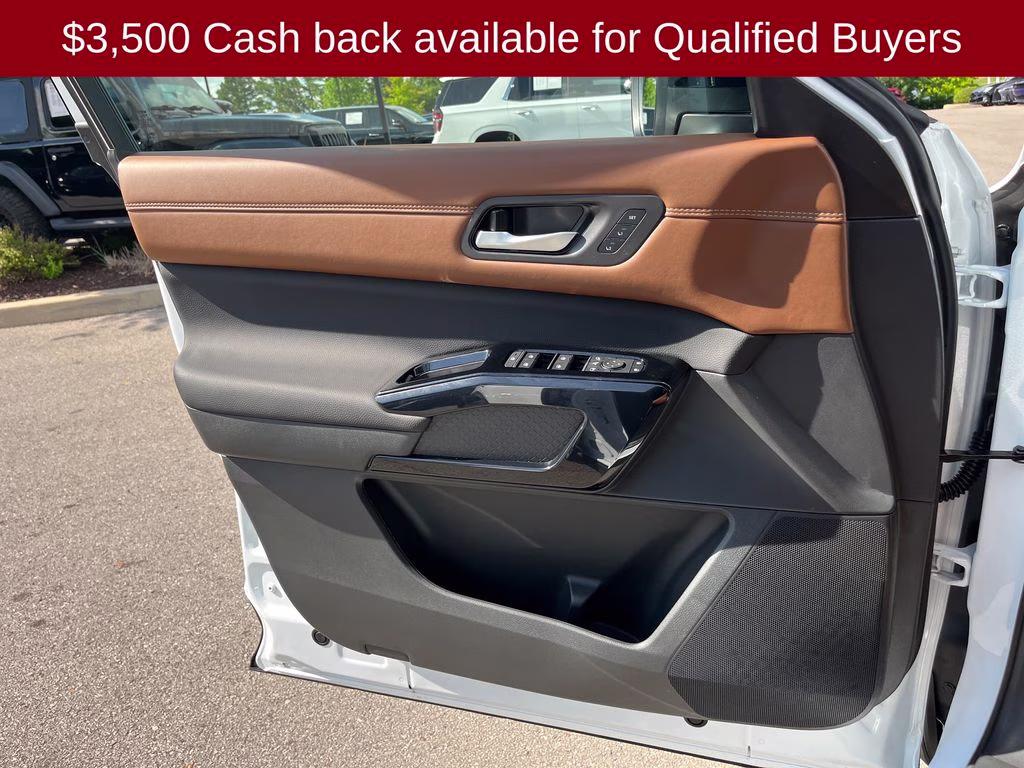 2026 Everest White Pearl Tricoat Nissan Pathfinder Platinum FWD SUV