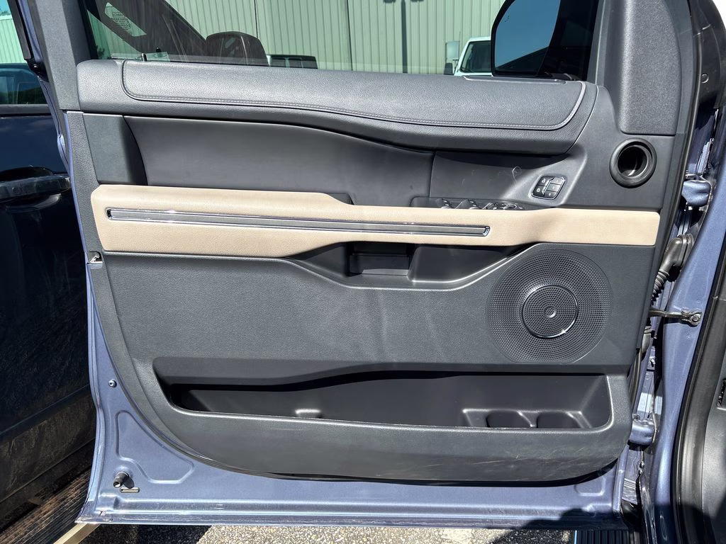 2023 Blue Metallic Ford Expedition XLT RWD SUV