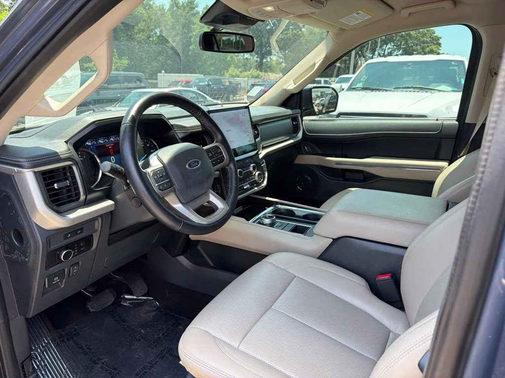 2023 Blue Metallic Ford Expedition XLT RWD SUV