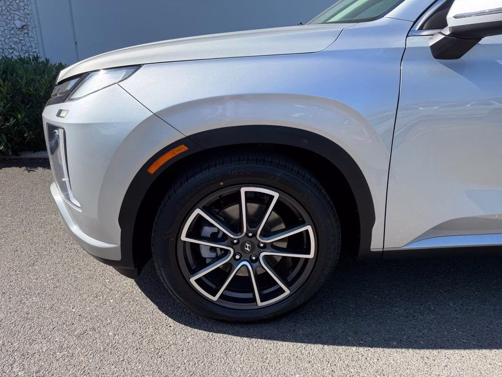 2023 Typhoon Silver Hyundai Palisade SEL AWD SUV