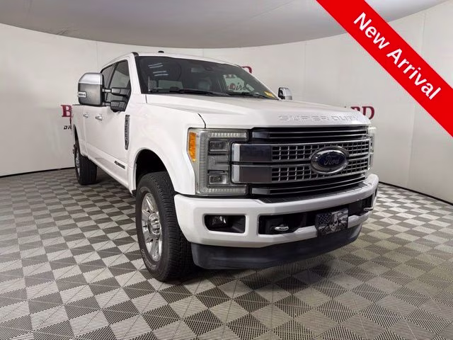 2017 White Platinum Clearcoat Metallic Ford Super Duty F-350 SRW Platinum 4X4 Truck