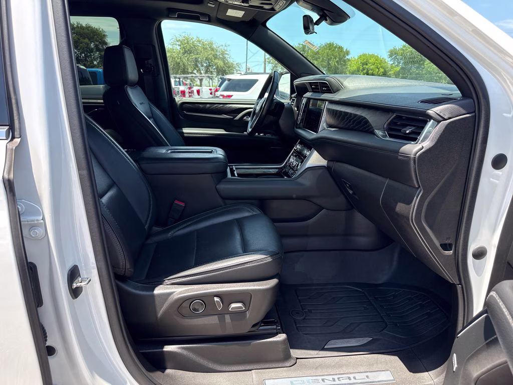 2021 White Frost Tricoat GMC Yukon Denali RWD SUV