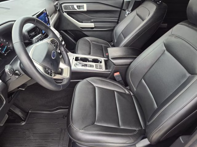 2024 White Metallic Ford Explorer XLT RWD SUV