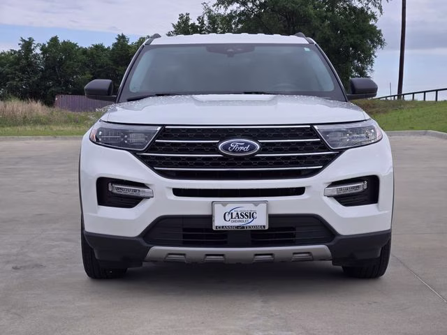 2024 White Metallic Ford Explorer XLT RWD SUV