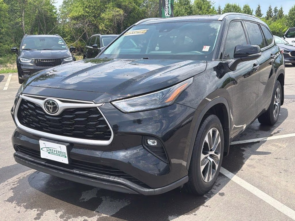 2022 Midnight Black Metallic Toyota Highlander XLE AWD SUV