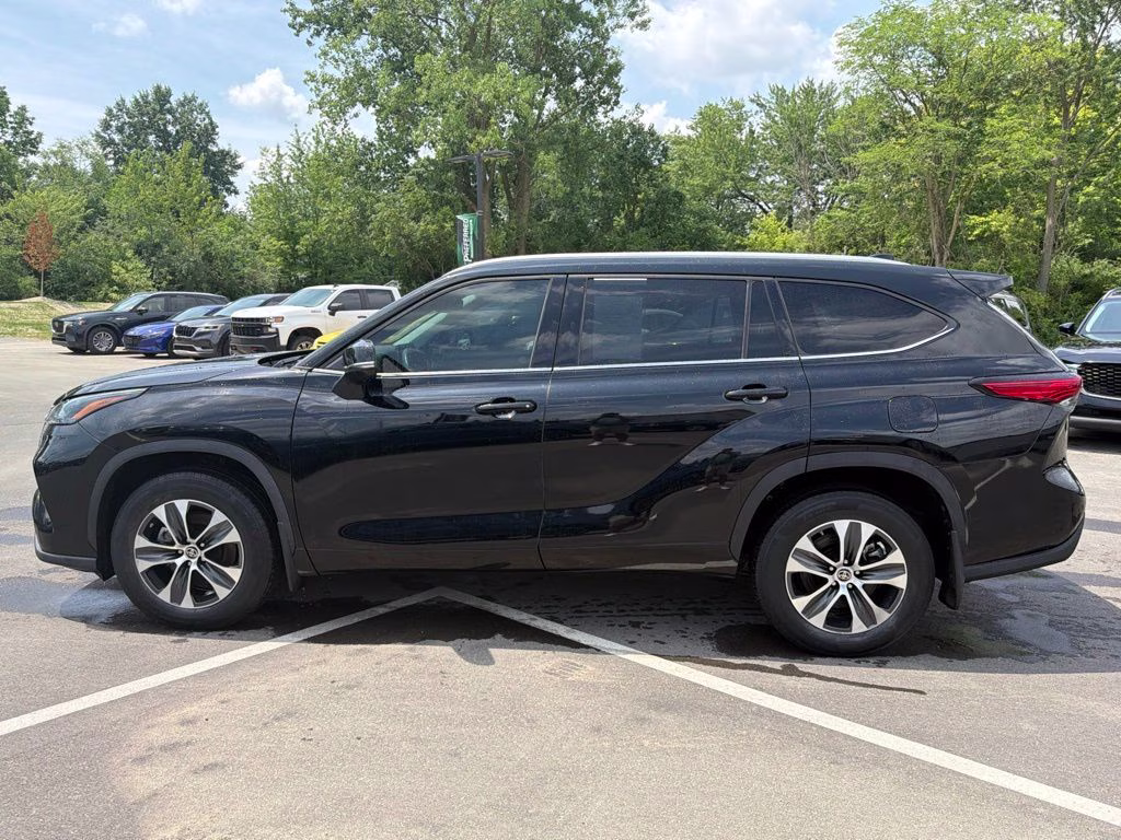 2022 Midnight Black Metallic Toyota Highlander XLE AWD SUV