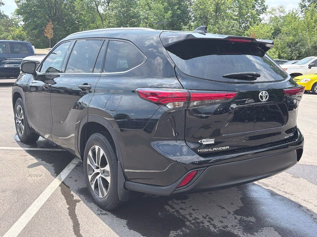 2022 Midnight Black Metallic Toyota Highlander XLE AWD SUV