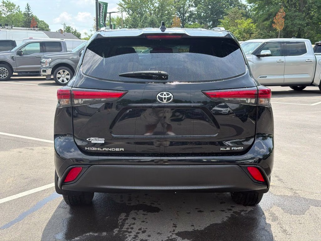 2022 Midnight Black Metallic Toyota Highlander XLE AWD SUV