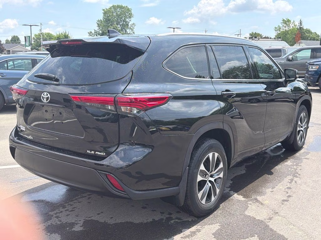 2022 Midnight Black Metallic Toyota Highlander XLE AWD SUV