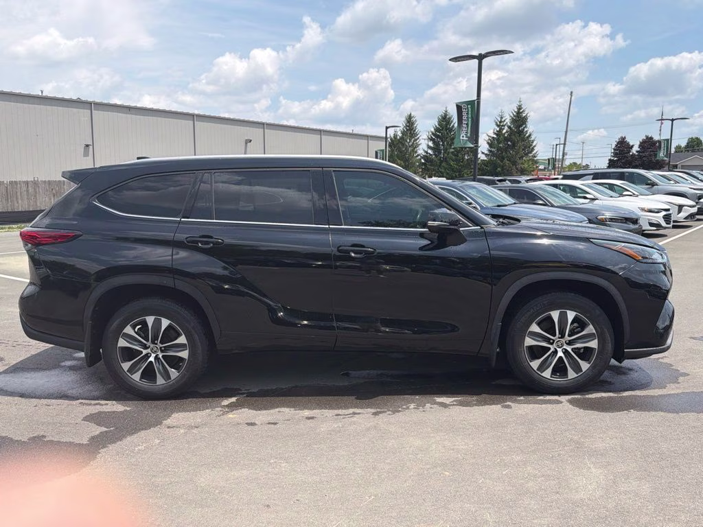 2022 Midnight Black Metallic Toyota Highlander XLE AWD SUV