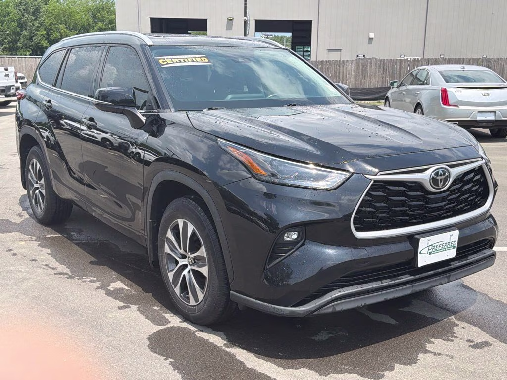 2022 Midnight Black Metallic Toyota Highlander XLE AWD SUV