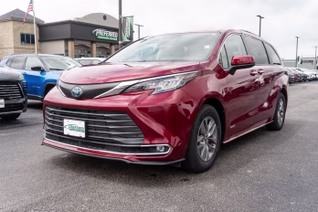 2021 Pearl Toyota Sienna XLE FWD Van