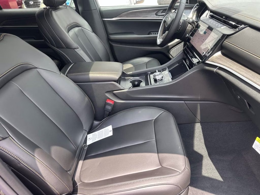 2026 Diamond Black Crystal Pearlcoat Jeep Grand Cherokee L Limited 4X4 SUV