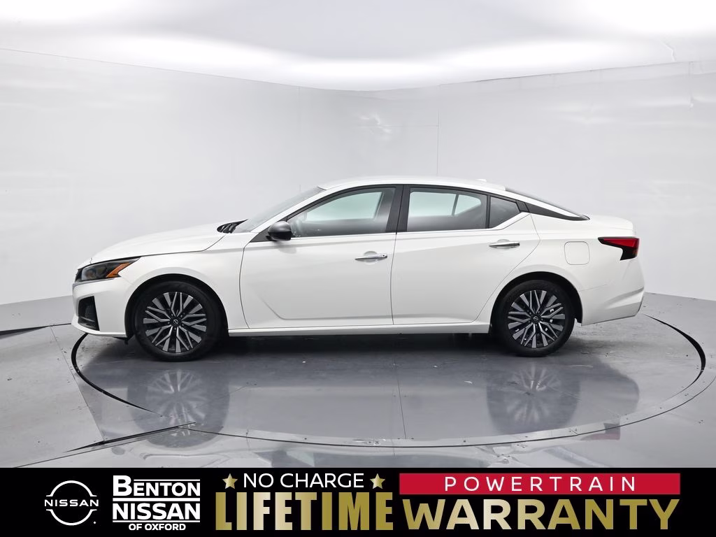 2025 Glacier White Nissan Altima 2.5 SV FWD Sedan