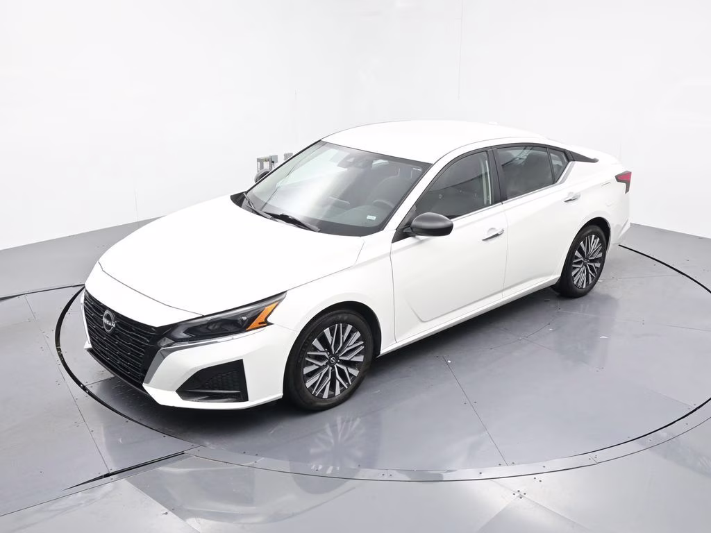 2025 Glacier White Nissan Altima 2.5 SV FWD Sedan