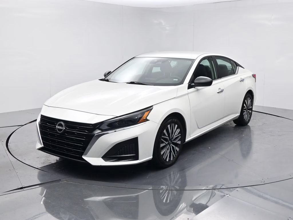 2025 Glacier White Nissan Altima 2.5 SV FWD Sedan
