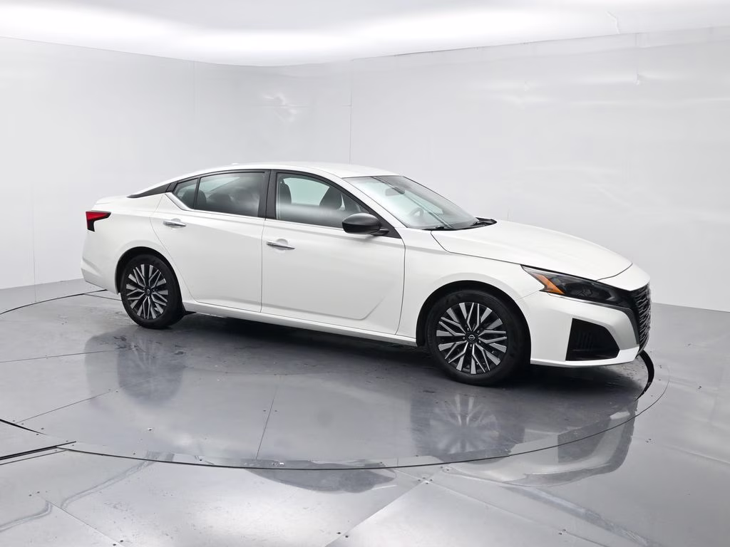 2025 Glacier White Nissan Altima 2.5 SV FWD Sedan