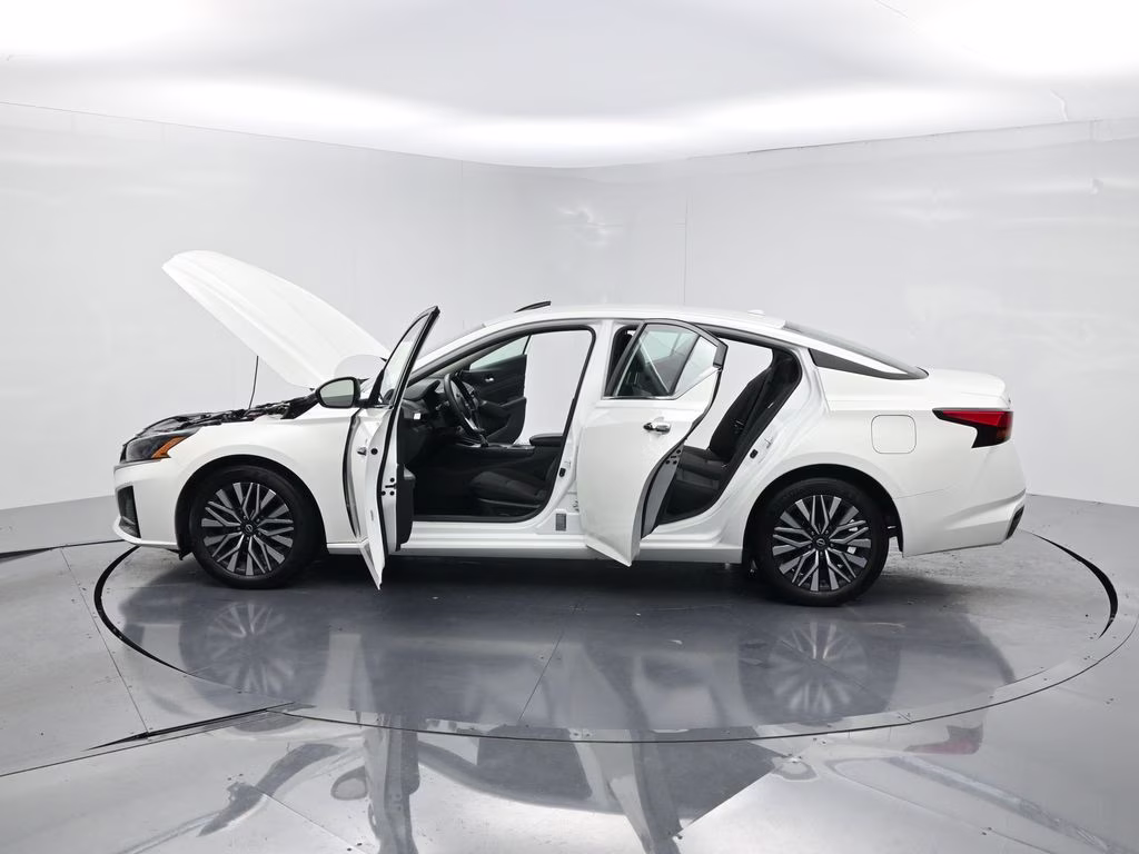 2025 Glacier White Nissan Altima 2.5 SV FWD Sedan