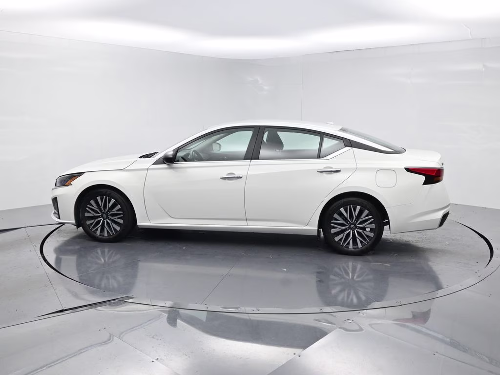 2025 Glacier White Nissan Altima 2.5 SV FWD Sedan
