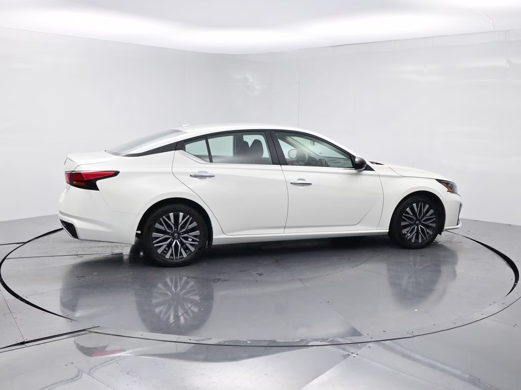 2025 Glacier White Nissan Altima 2.5 SV FWD Sedan
