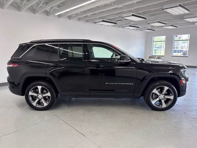 2023 Diamond Black Crystal Pearlcoat Jeep Grand Cherokee 4xe 4X4 SUV
