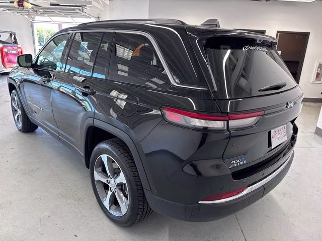 2023 Diamond Black Crystal Pearlcoat Jeep Grand Cherokee 4xe 4X4 SUV