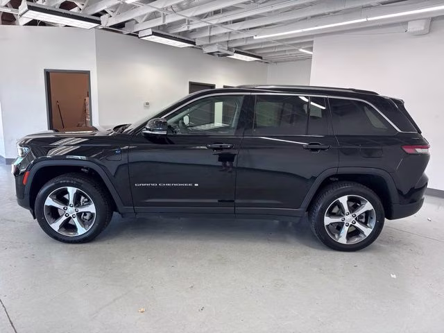 2023 Diamond Black Crystal Pearlcoat Jeep Grand Cherokee 4xe 4X4 SUV