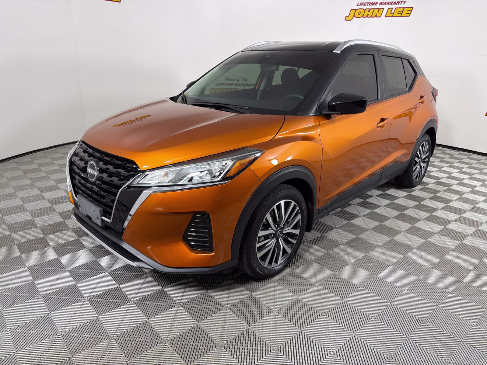 2023 Monarch Orange Metallic/Super Black Nissan Kicks SV FWD SUV