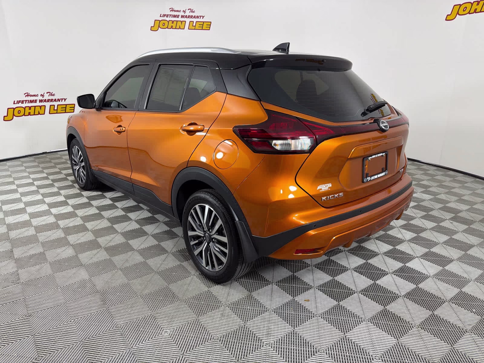 2023 Monarch Orange Metallic/Super Black Nissan Kicks SV FWD SUV