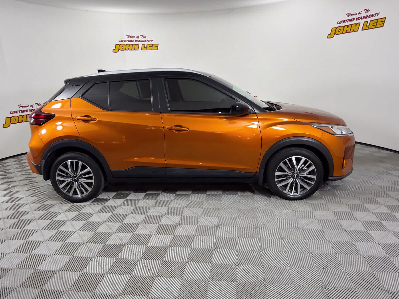 2023 Monarch Orange Metallic/Super Black Nissan Kicks SV FWD SUV