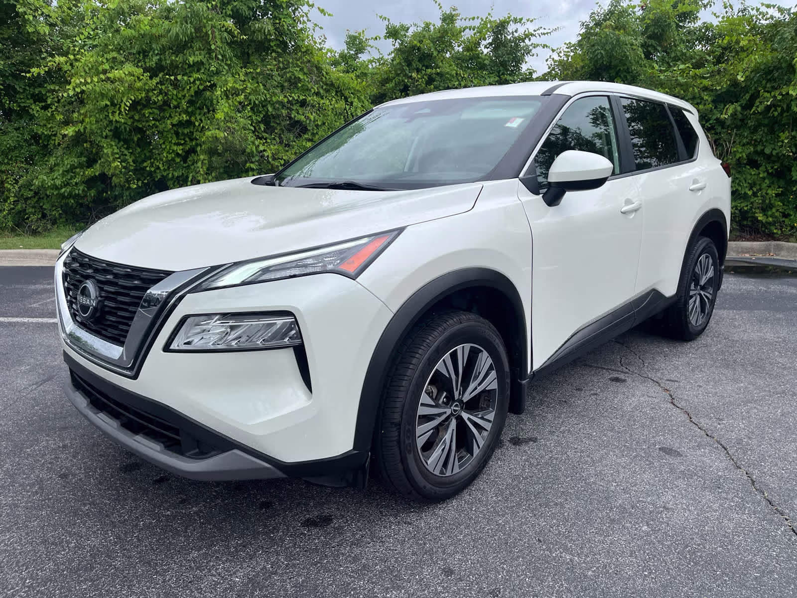 2023 Pearl White Tricoat Nissan Rogue SV FWD SUV