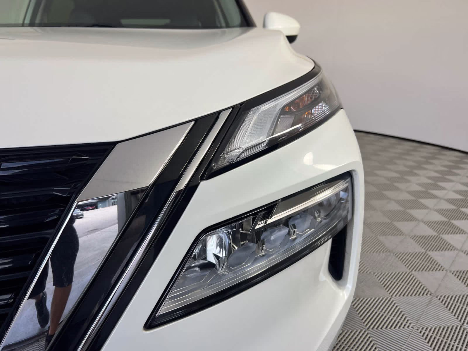 2023 Pearl White Tricoat Nissan Rogue SV FWD SUV