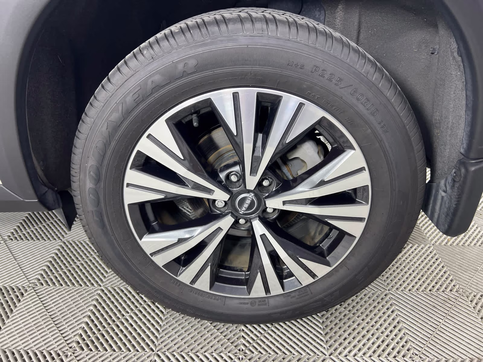 2023 Pearl White Tricoat Nissan Rogue SV FWD SUV