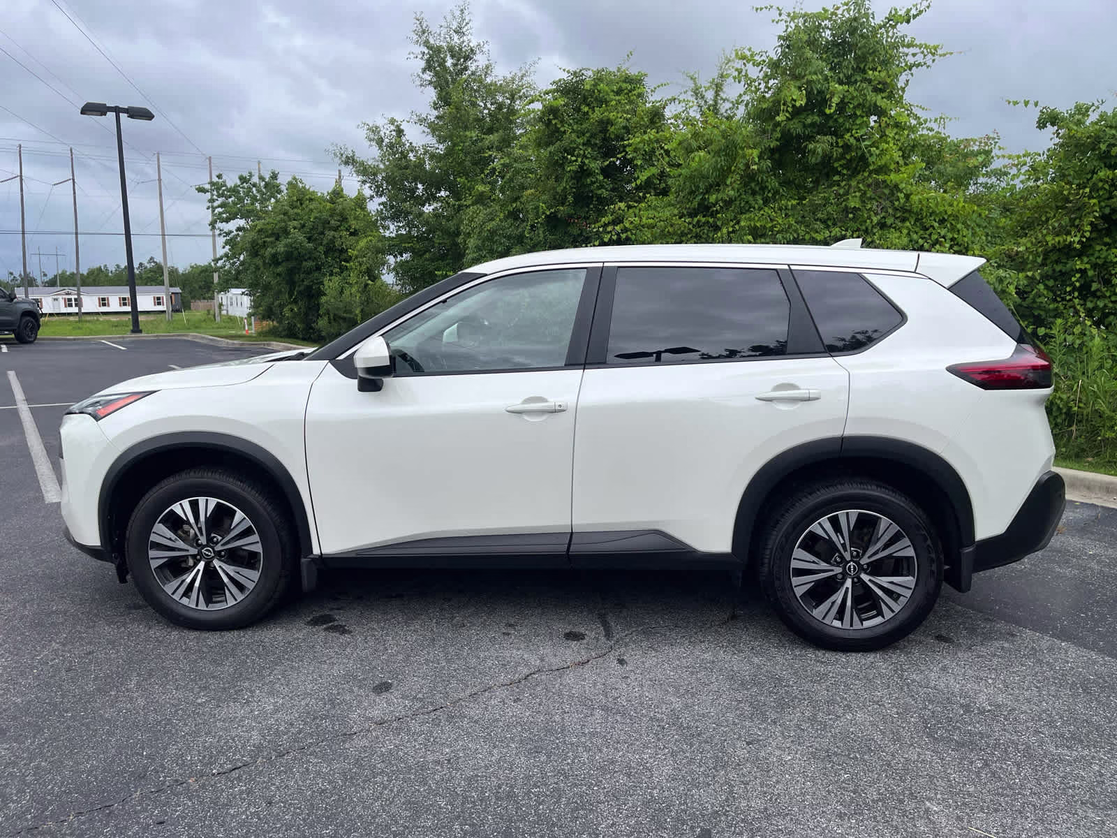 2023 Pearl White Tricoat Nissan Rogue SV FWD SUV