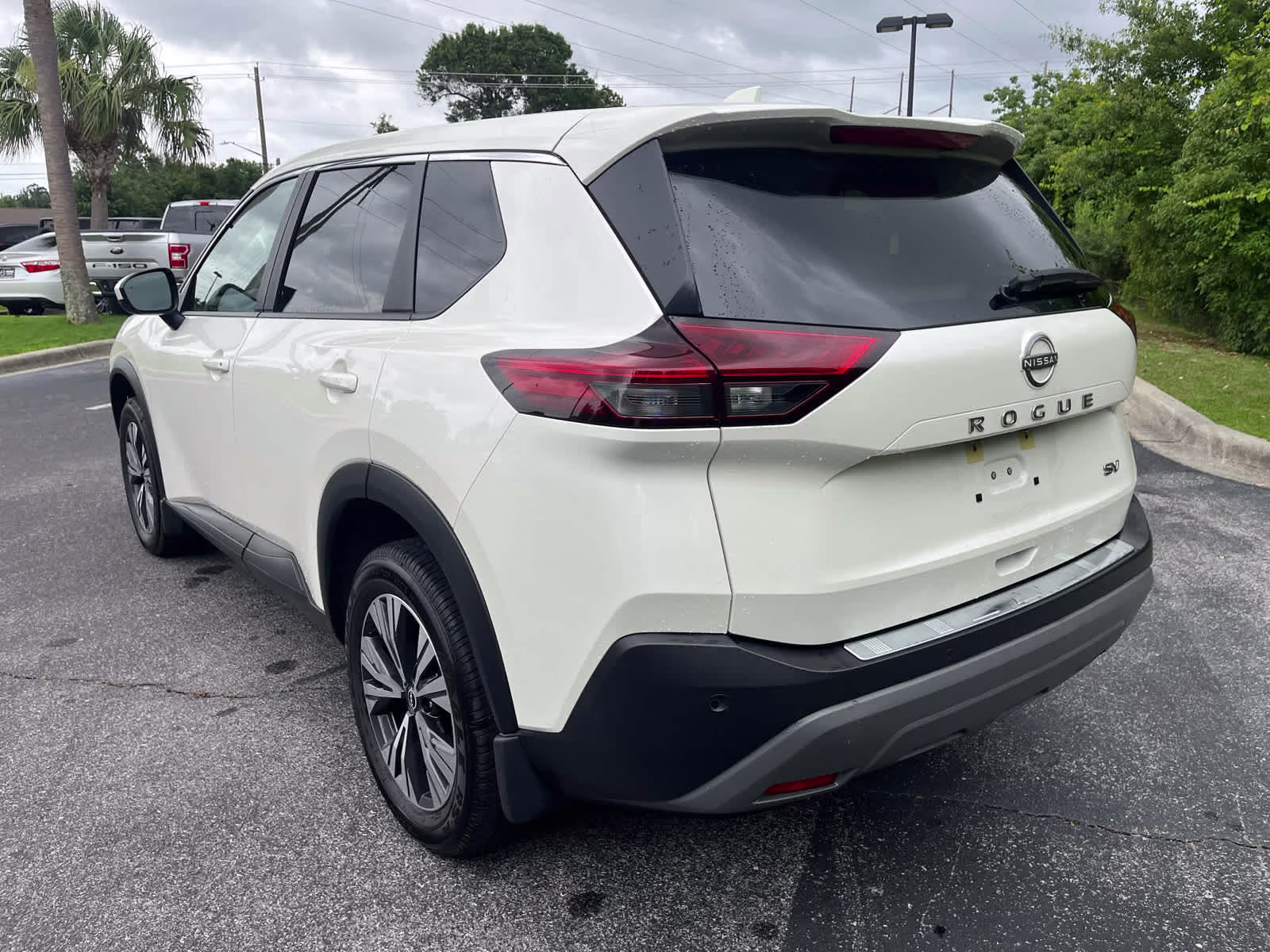2023 Pearl White Tricoat Nissan Rogue SV FWD SUV