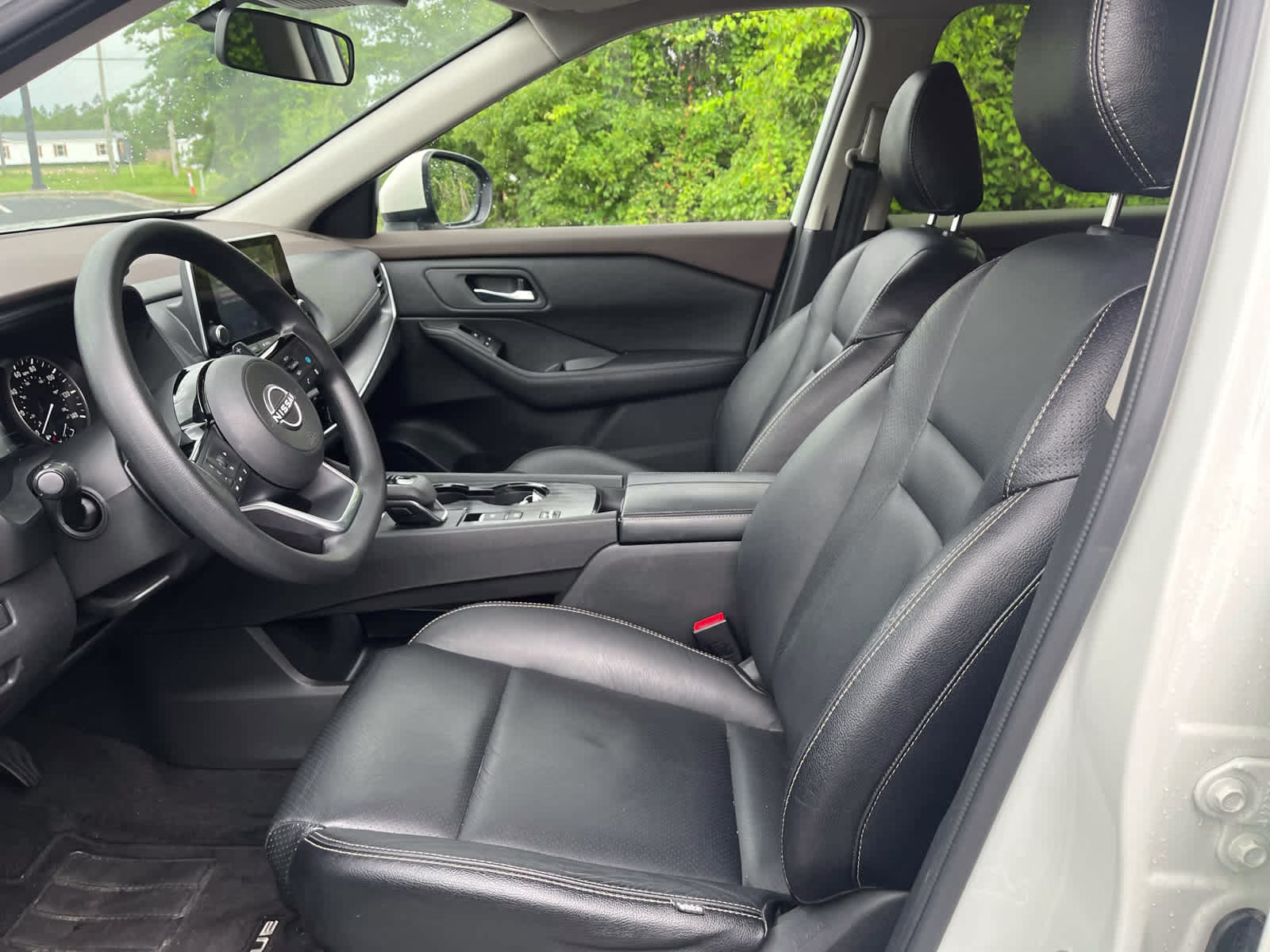 2023 Pearl White Tricoat Nissan Rogue SV FWD SUV
