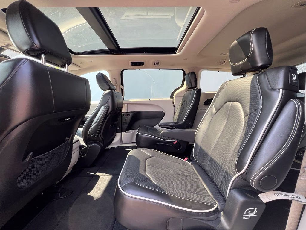 2024 Diamond Black Crystal Pearlcoat Chrysler Pacifica Limited FWD Van