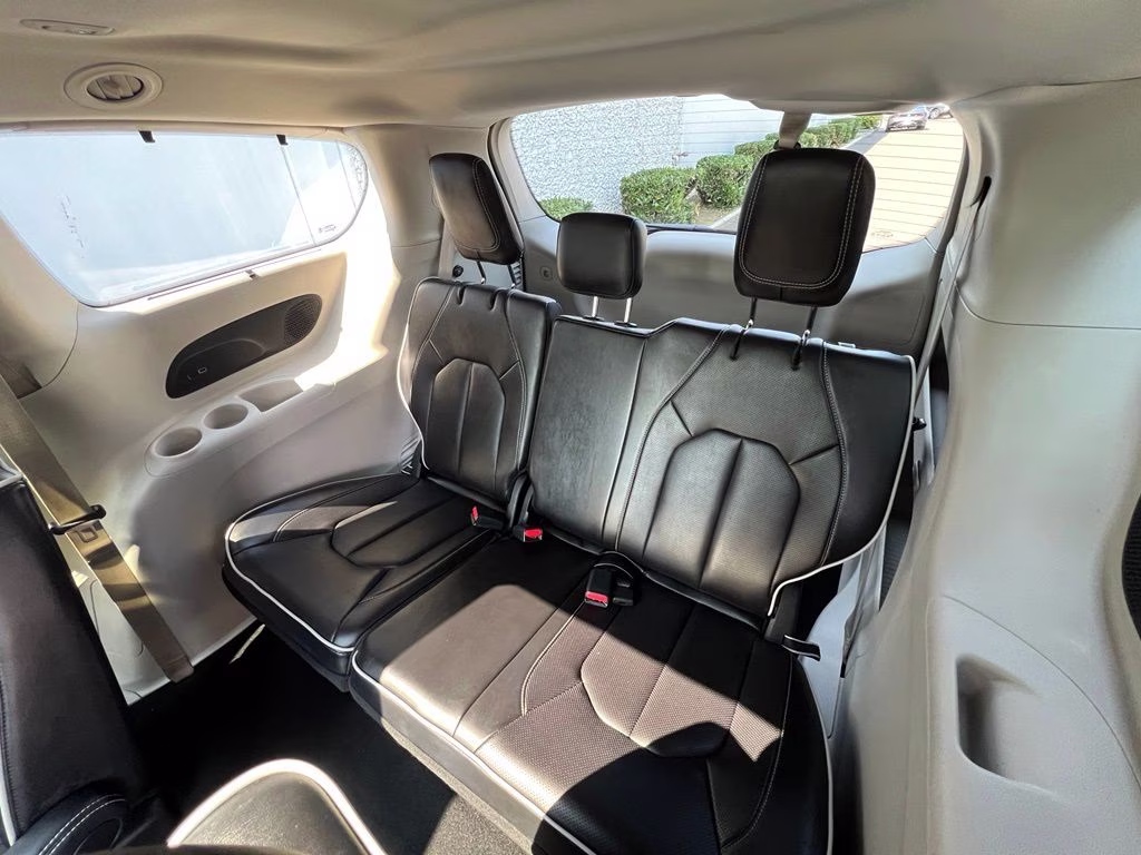 2024 Diamond Black Crystal Pearlcoat Chrysler Pacifica Limited FWD Van