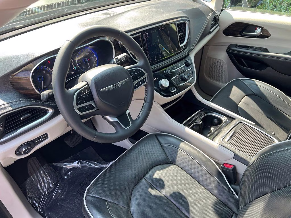 2024 Diamond Black Crystal Pearlcoat Chrysler Pacifica Limited FWD Van
