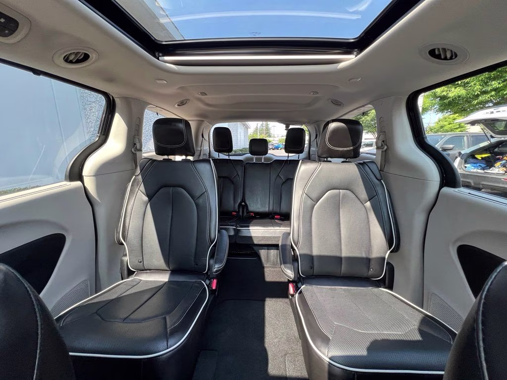2024 Diamond Black Crystal Pearlcoat Chrysler Pacifica Limited FWD Van