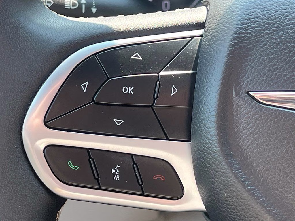 2024 Diamond Black Crystal Pearlcoat Chrysler Pacifica Limited FWD Van
