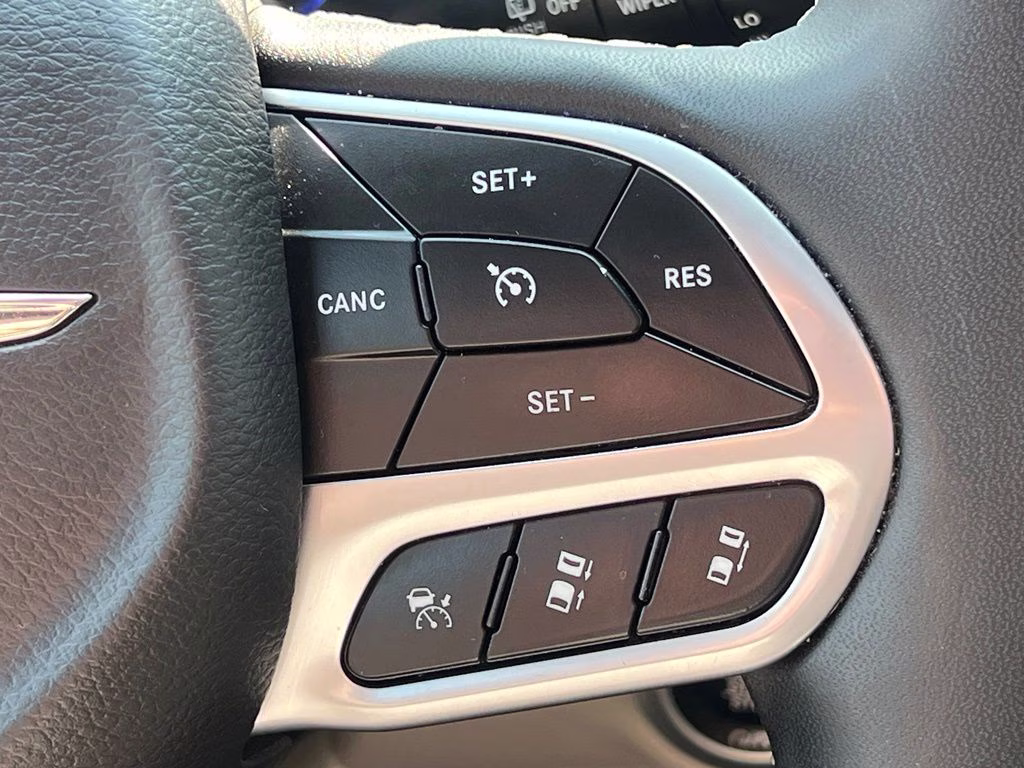 2024 Diamond Black Crystal Pearlcoat Chrysler Pacifica Limited FWD Van