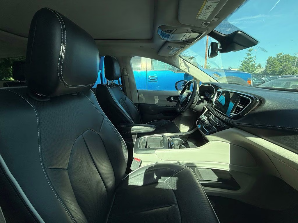 2024 Diamond Black Crystal Pearlcoat Chrysler Pacifica Limited FWD Van