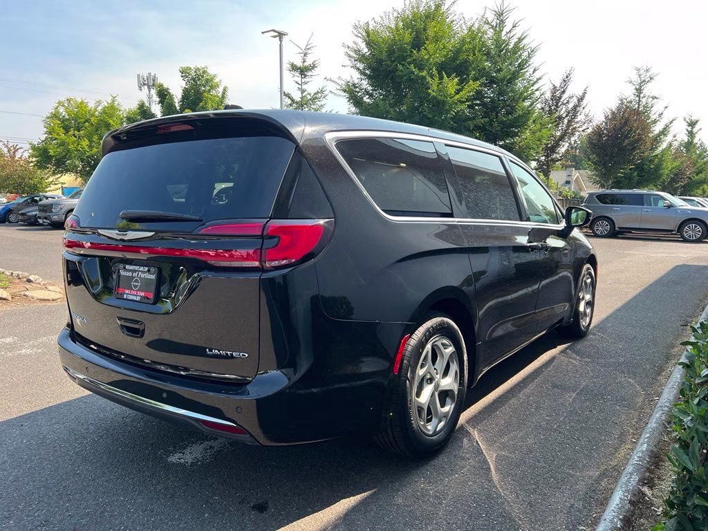 2024 Diamond Black Crystal Pearlcoat Chrysler Pacifica Limited FWD Van
