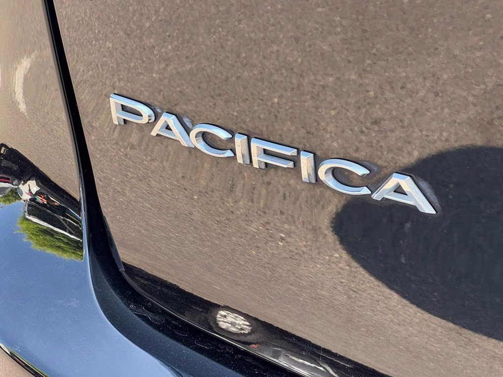 2024 Diamond Black Crystal Pearlcoat Chrysler Pacifica Limited FWD Van