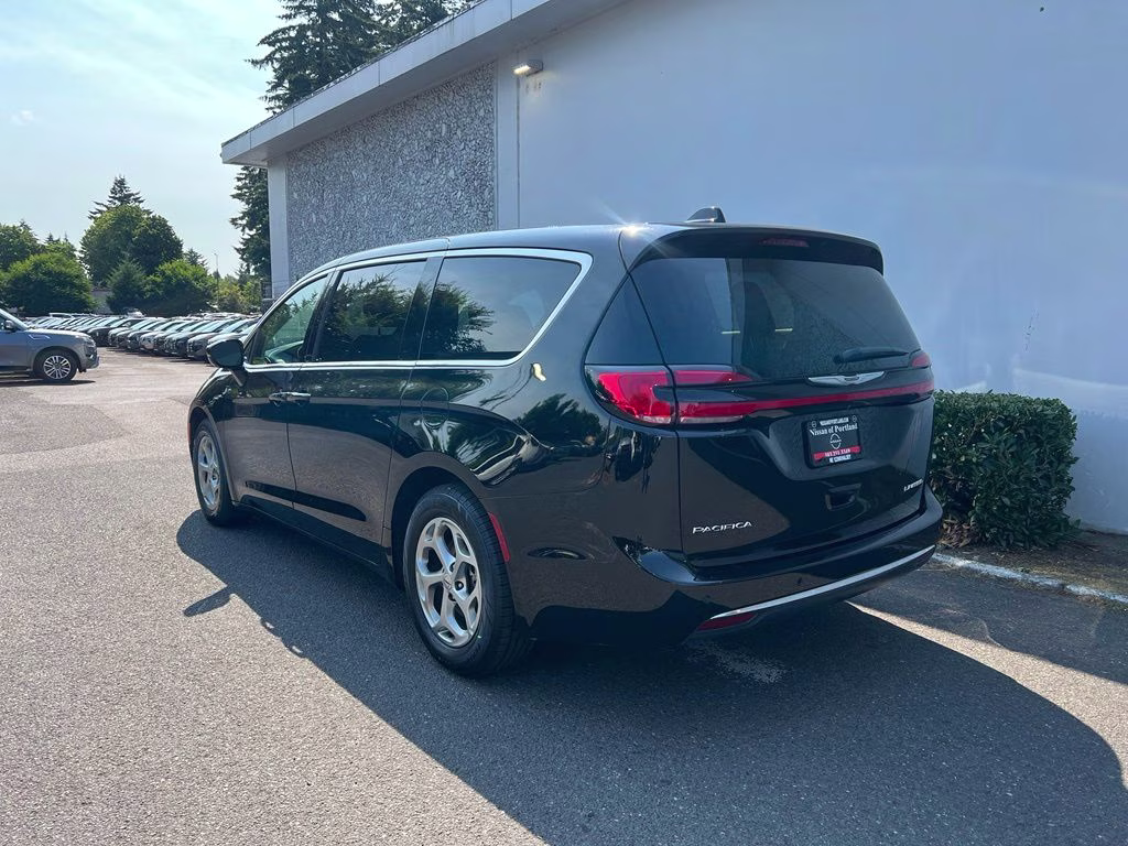 2024 Diamond Black Crystal Pearlcoat Chrysler Pacifica Limited FWD Van