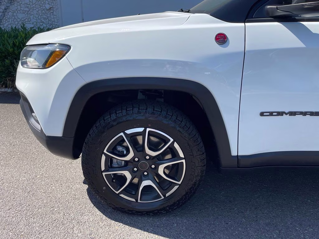 2025 Bright White Clearcoat Jeep Compass Trailhawk 4X4 SUV