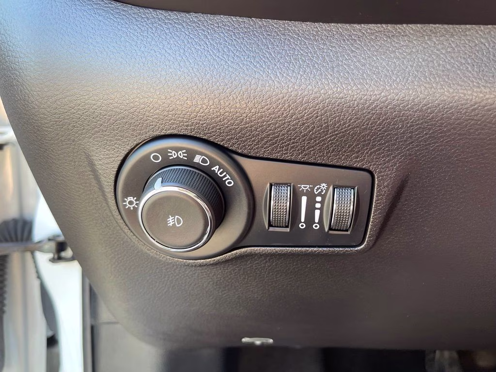2025 Bright White Clearcoat Jeep Compass Trailhawk 4X4 SUV