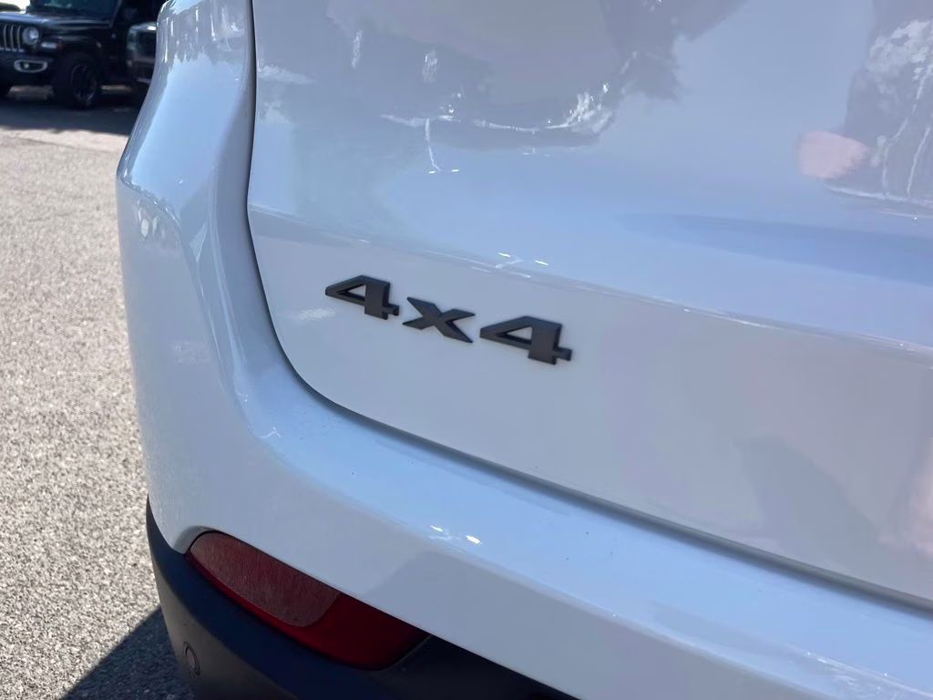 2025 Bright White Clearcoat Jeep Compass Trailhawk 4X4 SUV