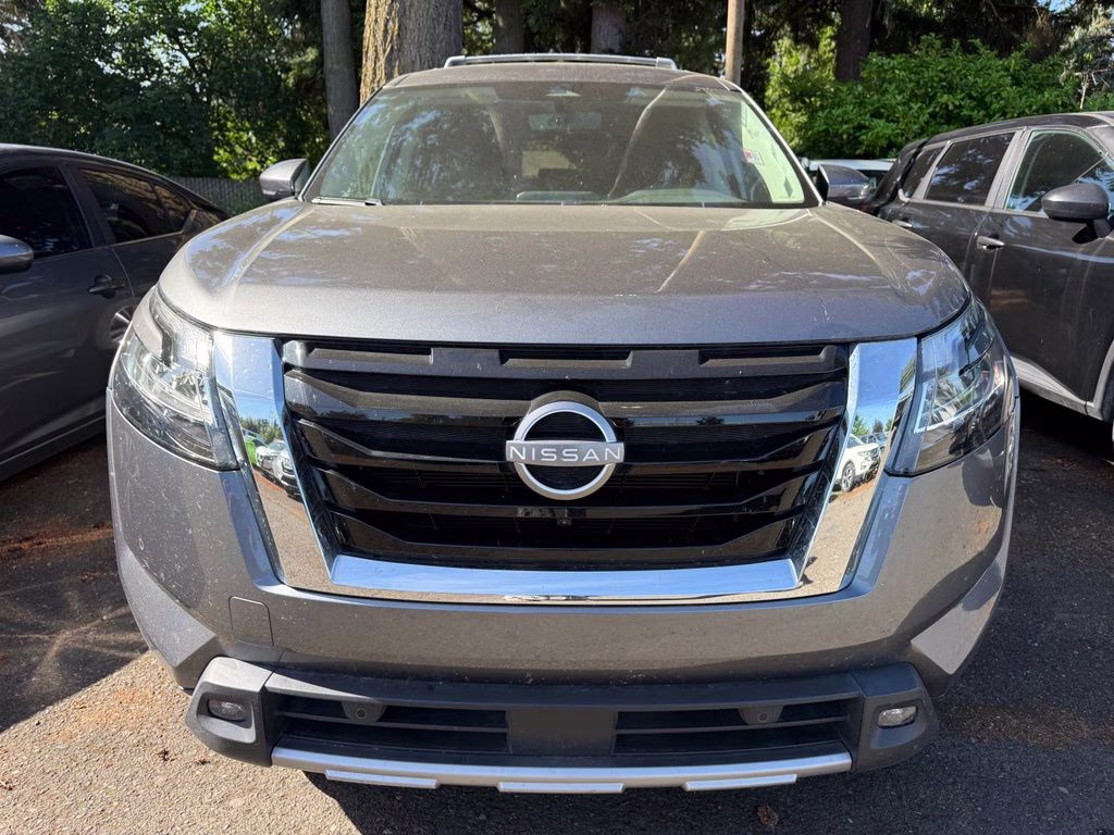 2024 Gun Metallic Nissan Pathfinder SL 4X4 SUV